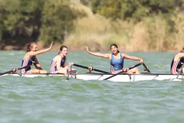 Une équipe d'aviron féminine qui semble victorieuse et soulagée après une course. Les coéquipières se congratulent entre elles.